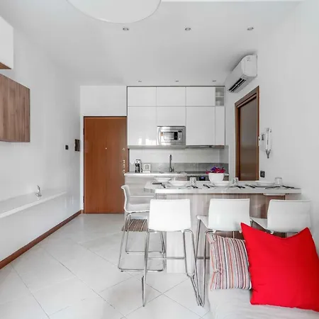 Exclusive With Terrace Apartment *